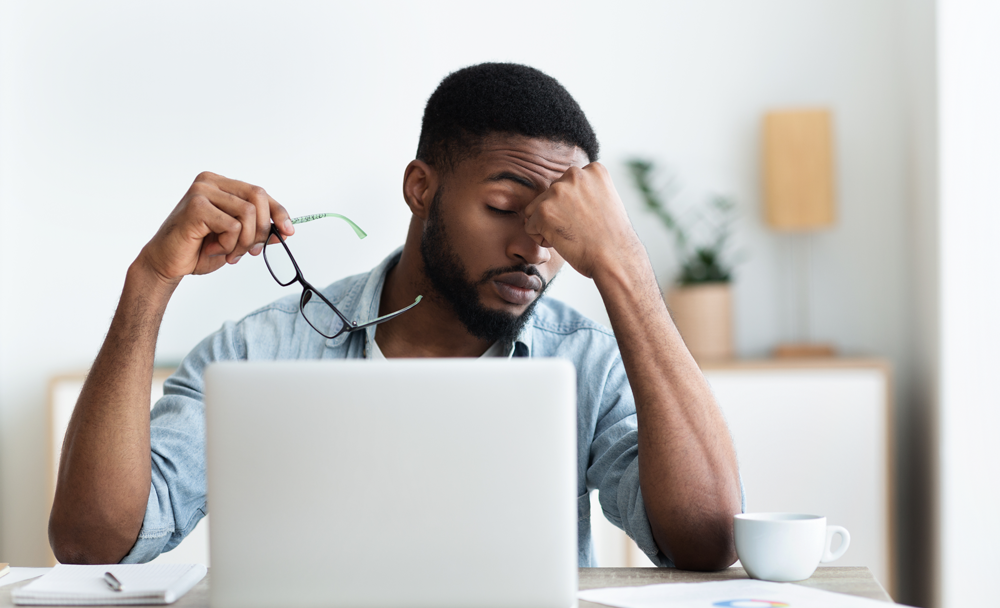 Persona cansada frente a una computadora 